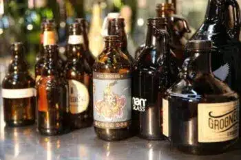 Garafas de cerveza en botellas limpias y esterilizadas