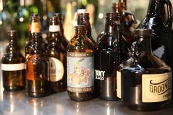 Bouteilles de brasserie propres grâce au nettoyage de la laveuse de bouteilles multi-fonctions