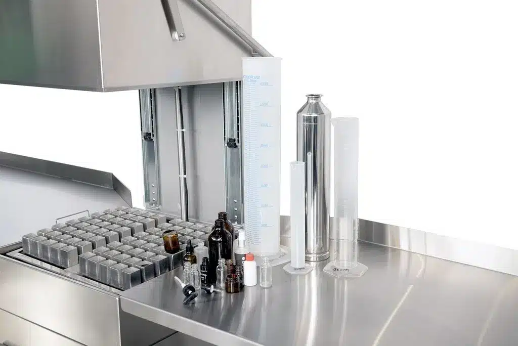Laveuse de bouteilles et de contenants multifonction pour le nettoyage de toutes formes et tailles.