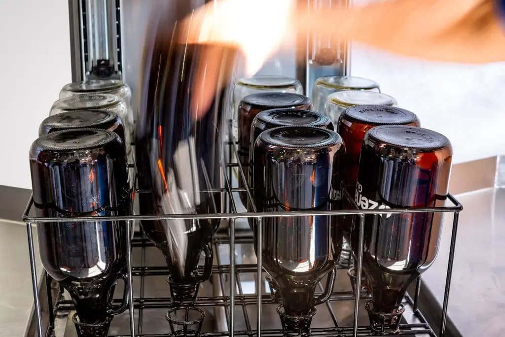 Efficient growler washer or beer washer for spotless, reusable craft beer containers