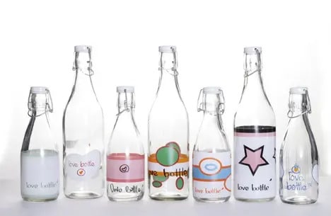Variedad de botellas de plastuco y vidrio para el consumo de una bebida