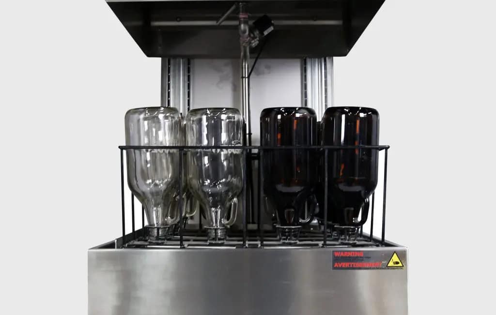 Lavage de bouteille dans la machine laveuse
