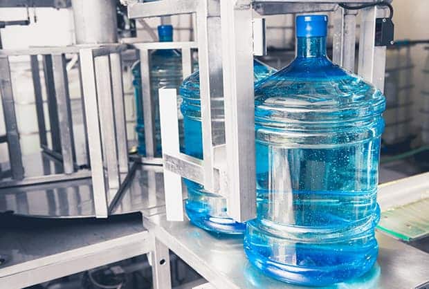 Garrafón de agua de 20 L en una planta embotelladora