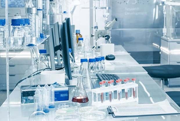 Material de vidrio en un laboratorio de investigación