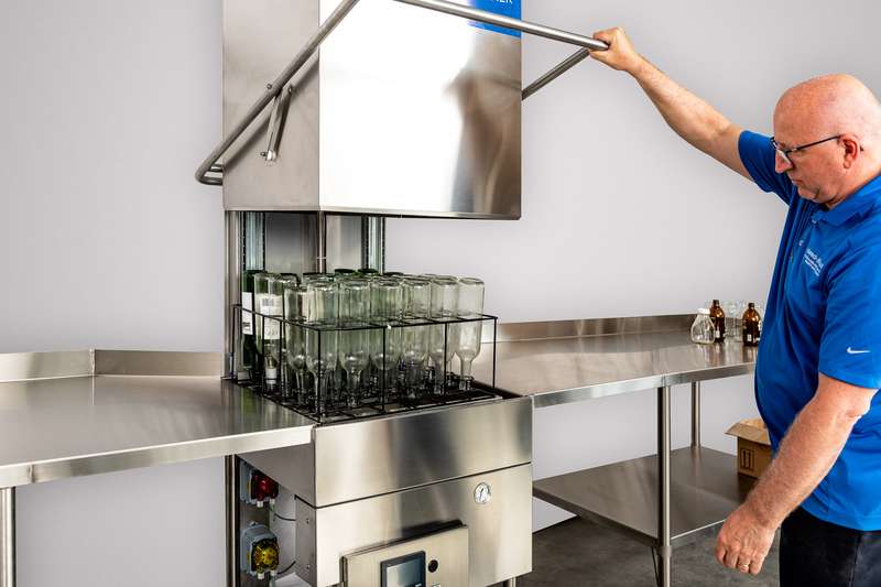 Machine polyvalente pour divers formats de bouteilles et contenants, offrant un changement rapide du diffuseur en moins d'une minute.