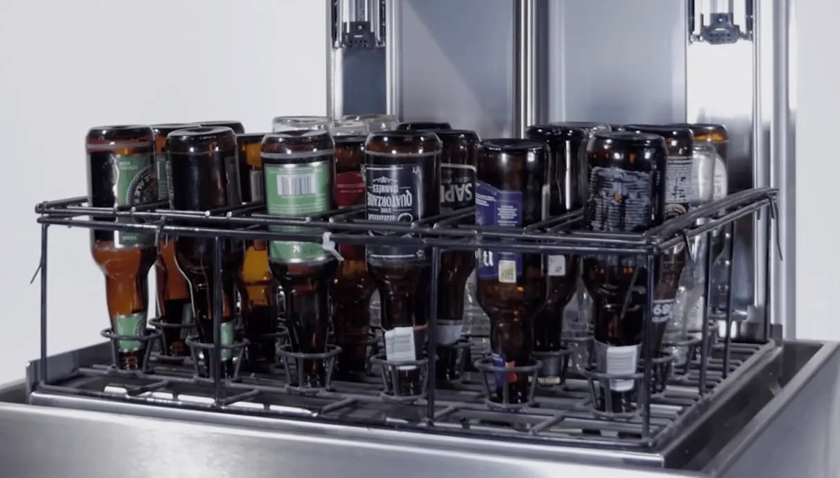 Canasta con cervezas limpiando