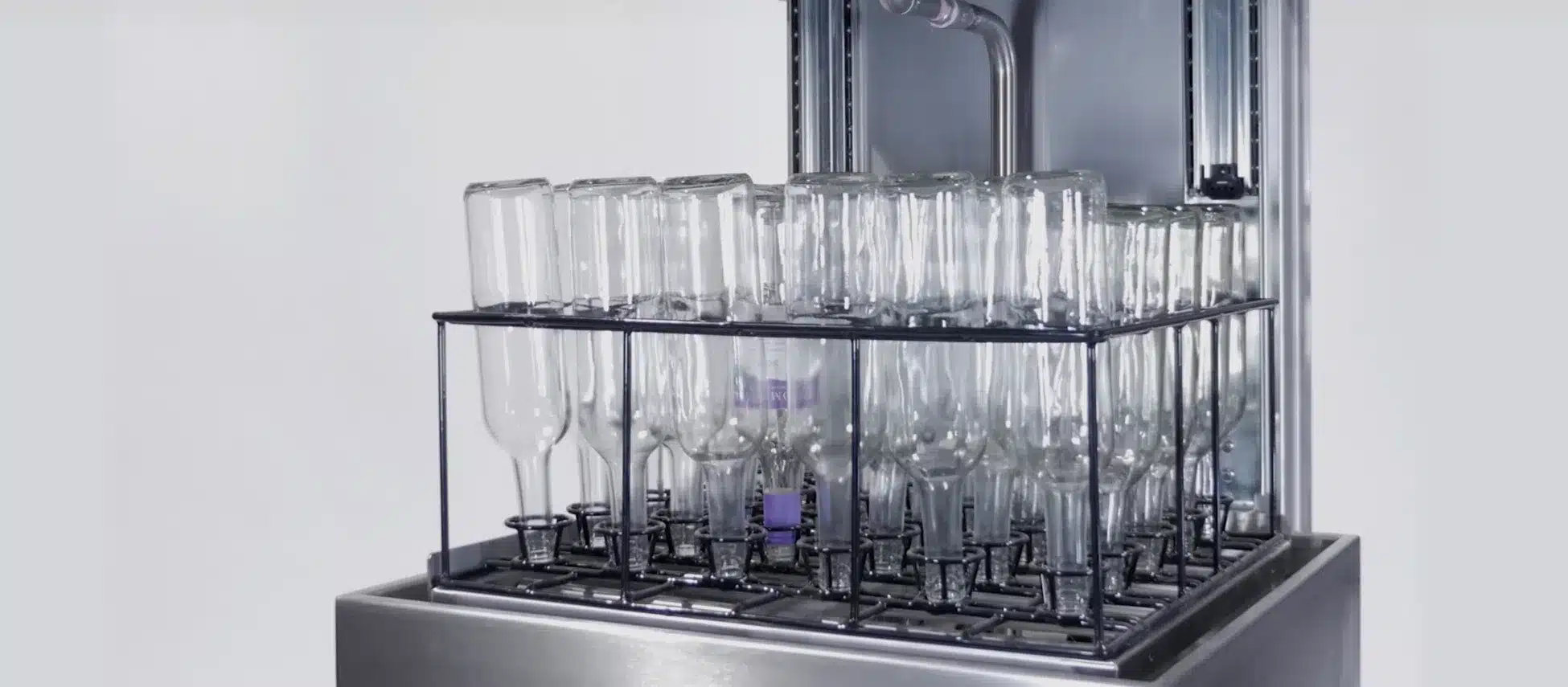Une machine laveuse nettoie des bouteilles de vin en verre soigneusement pour un nettoyage optimal
