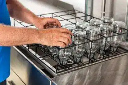 Mise en place de bouteille en verre dans une laveuse de bouteille efficace pour un nettoyage optimal