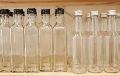 Bouteilles en verre propre lavées par des machines laveuse de bouteilles efficaces