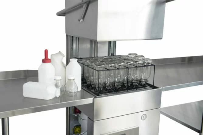 Machine de nettoyage de bouteilles, de contenants et de matériels fermiers