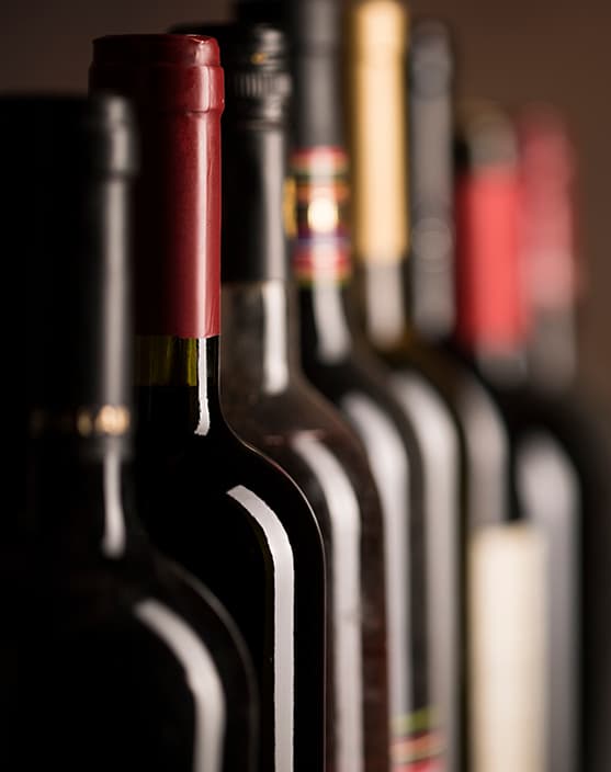 Nettoyage de bouteilles de vins grâce à une laveuse spécialisé en nettoyage de bouteille
