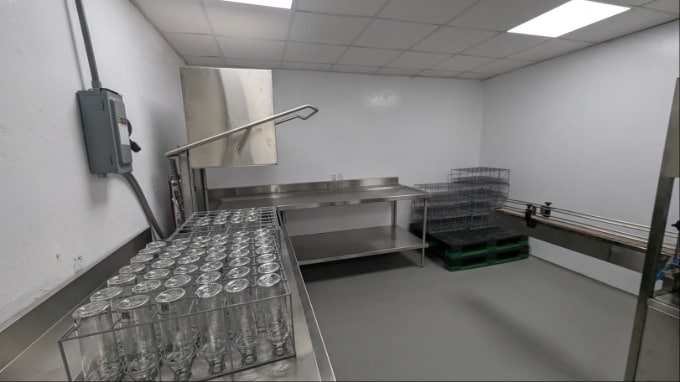 High-performance glass bottle cleaning and sterilization machine for beverage and hospitality industries