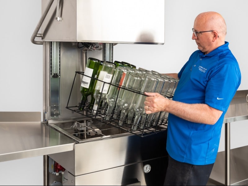 operateur machine lave bouteille vin