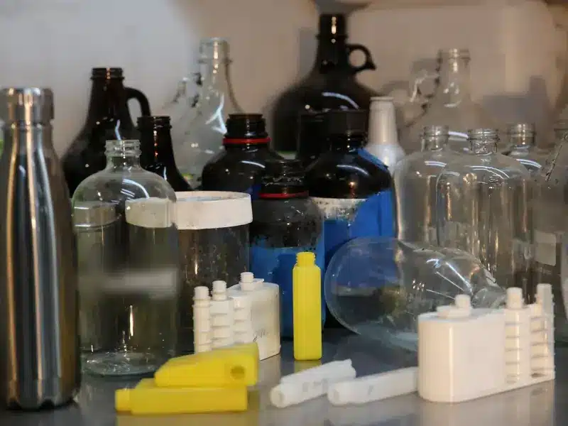 Recipientes de vidro, plástico e aço inox prontos para a enxaguadora