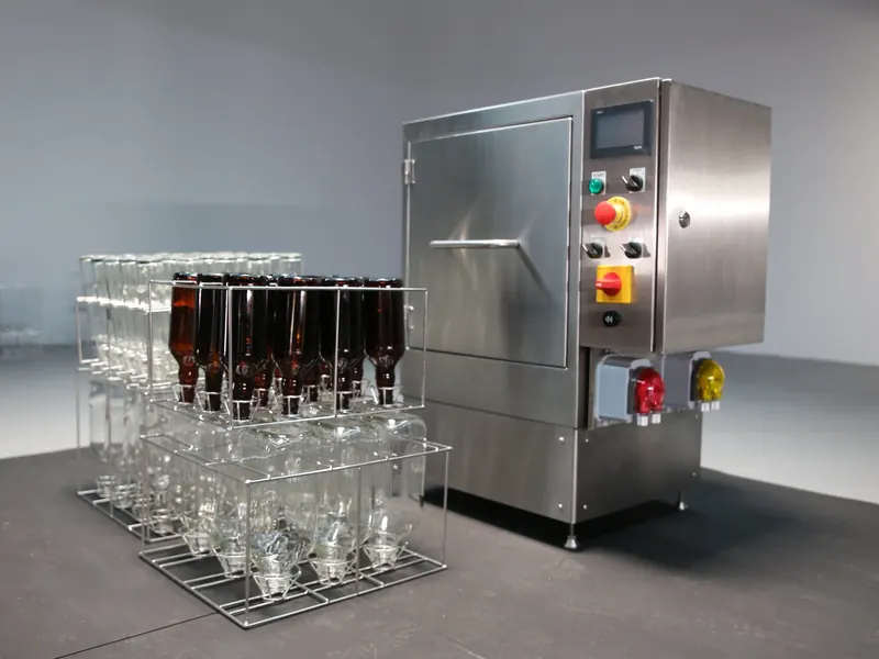 Enxaguadora de garrafas compacta com cestos de garrafas de cerveja âmbar e jarras de vidro