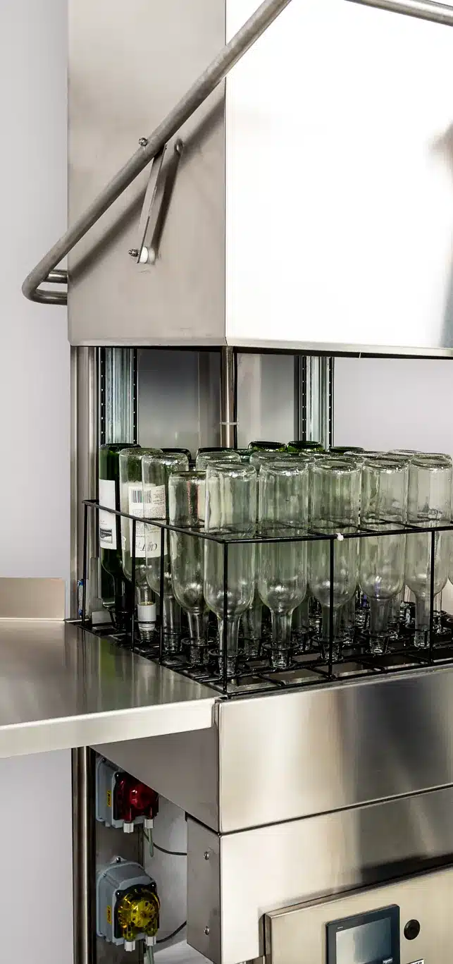 Lave-bouteilles multifonction AquaTech BM, capot relevé, panier chargé de bouteilles en verre